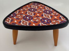 Vintage Blumentisch Dreieck Muster Orange Lila Holz Beine