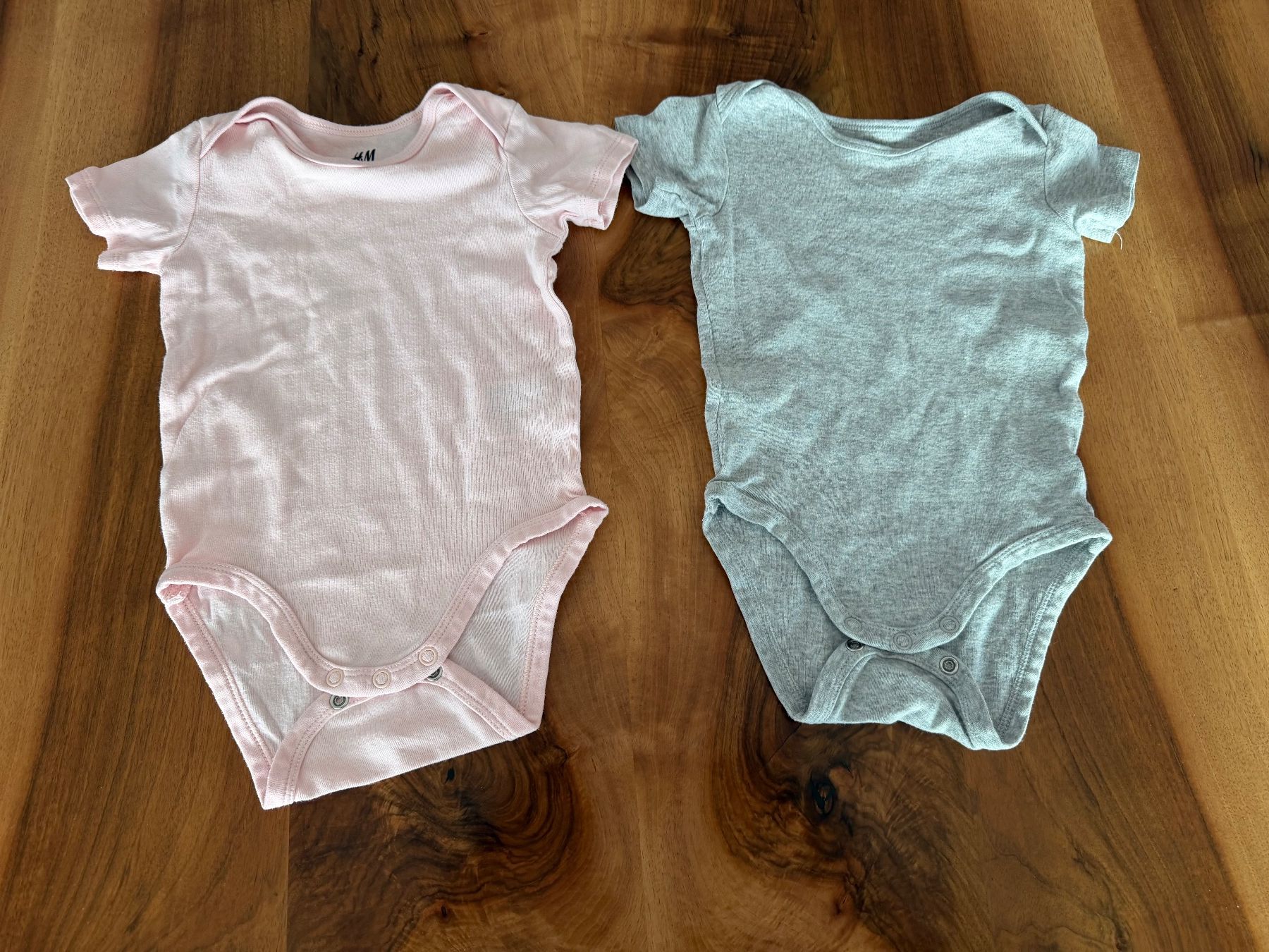 H&M Unterwäsche: 2 Kurzarm-Bodies, H&M, Grösse 74 – Gebraucht aus Haslen AI von s176