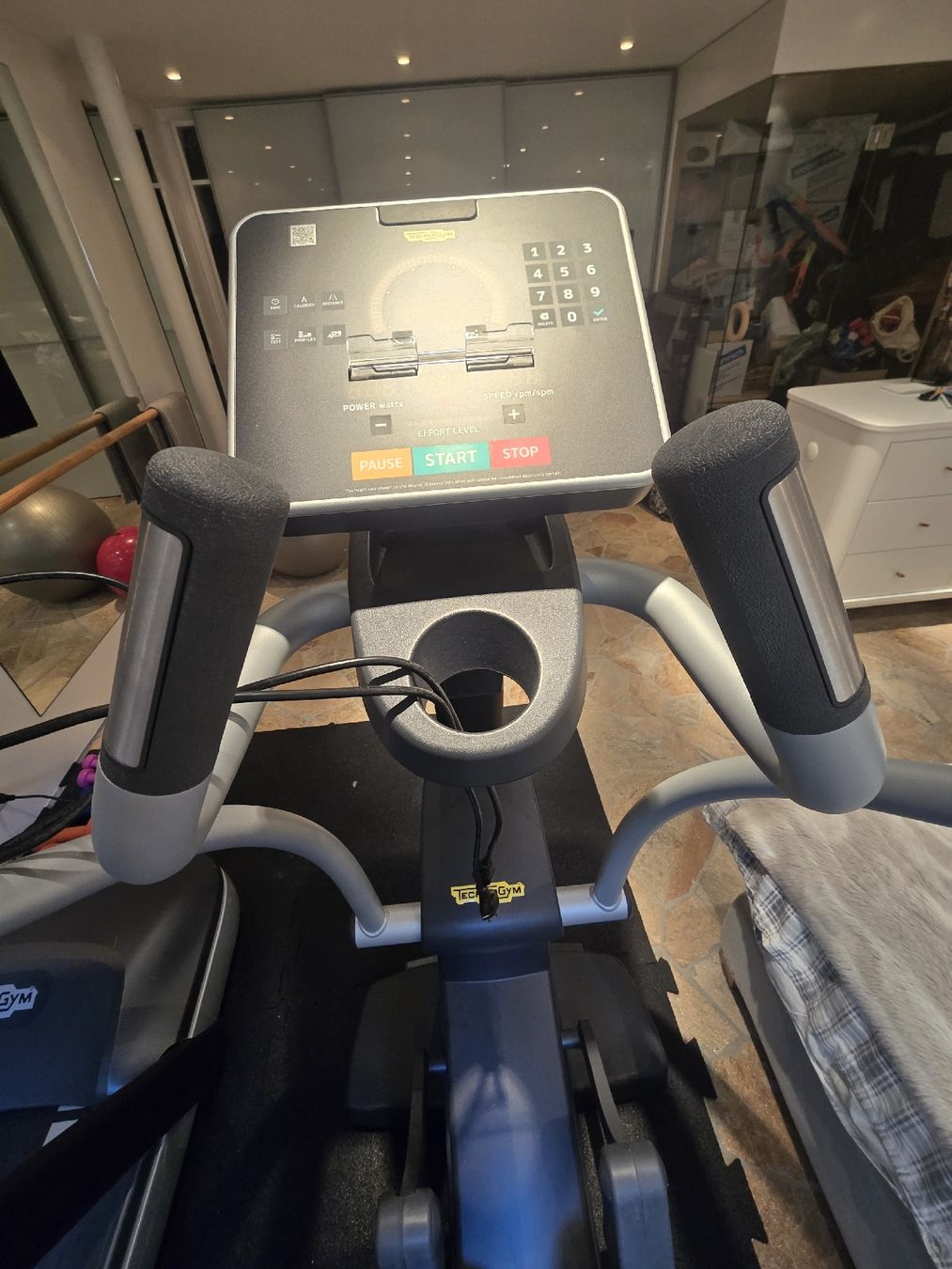 Technogym Vélos d'appartement: Technogym Synchro Forma Crosstrainer (NP ca. CHF 3'800.- – D'occasion à Egliswil par D.Mko 3