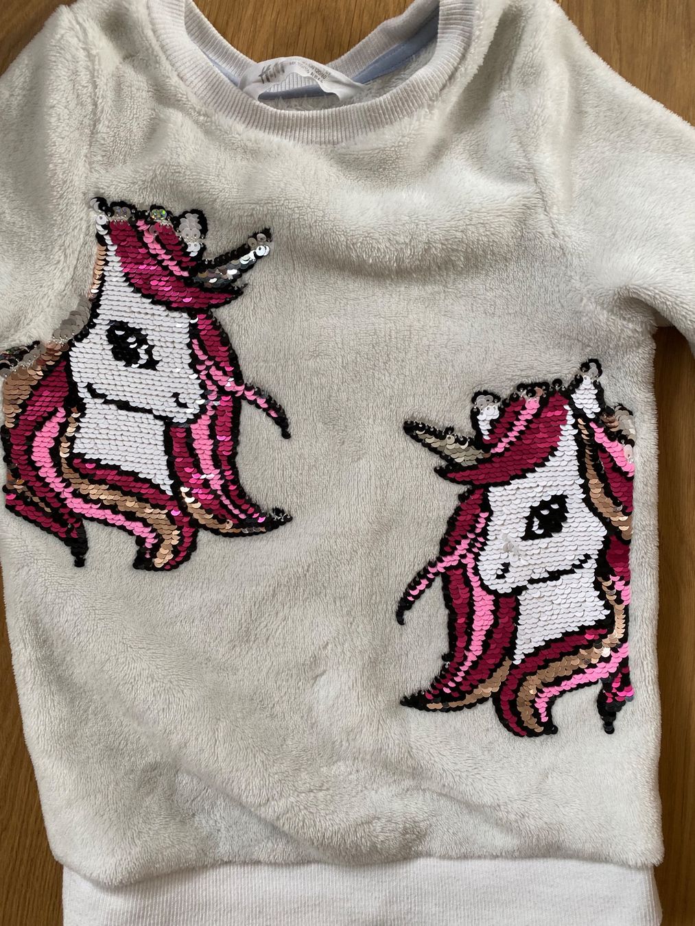H&M Pulls et sweat-shirts: Süsser Einhornpullover mit Pailletten 110/116 – D'occasion à Einsiedeln par PaedeK84 2