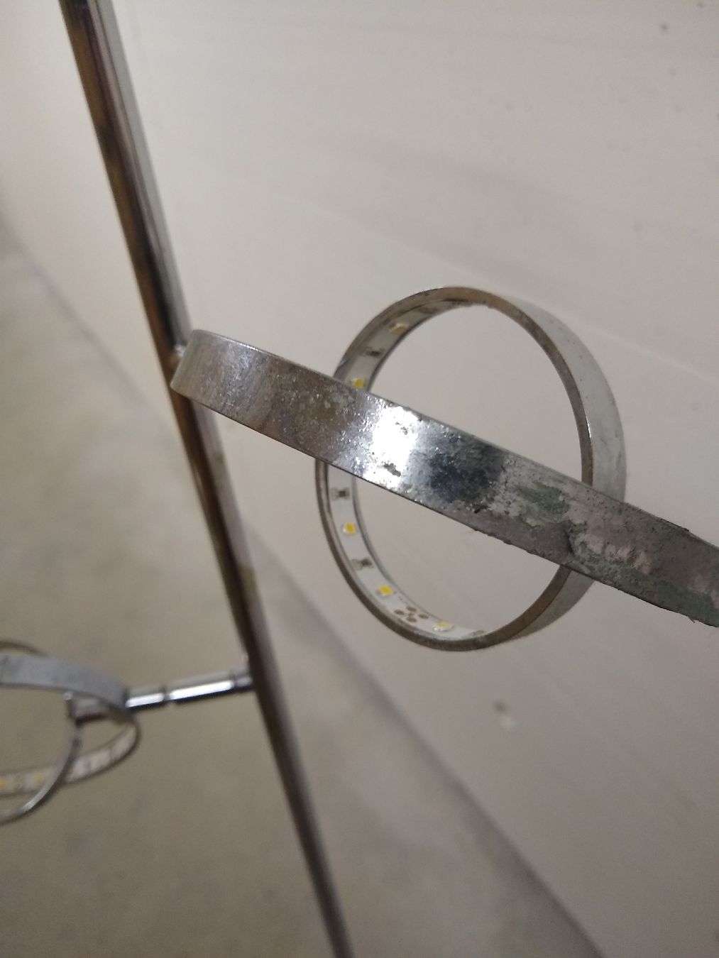 Lampade: Modern Chrome Floor Lamp with LED Rings - 1 ring broken – Usato da Dübendorf venduto da rol_fm6d 2