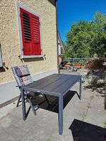 Gartentisch mit vier verstellbaren Stühlen