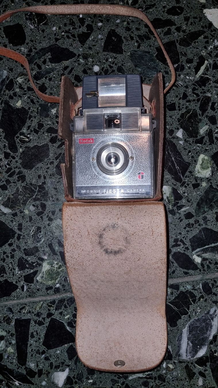 Kodak Kamera: Fotokamera Kodak / Filmkamera – Defekt aus Bremgarten AG von wellea
