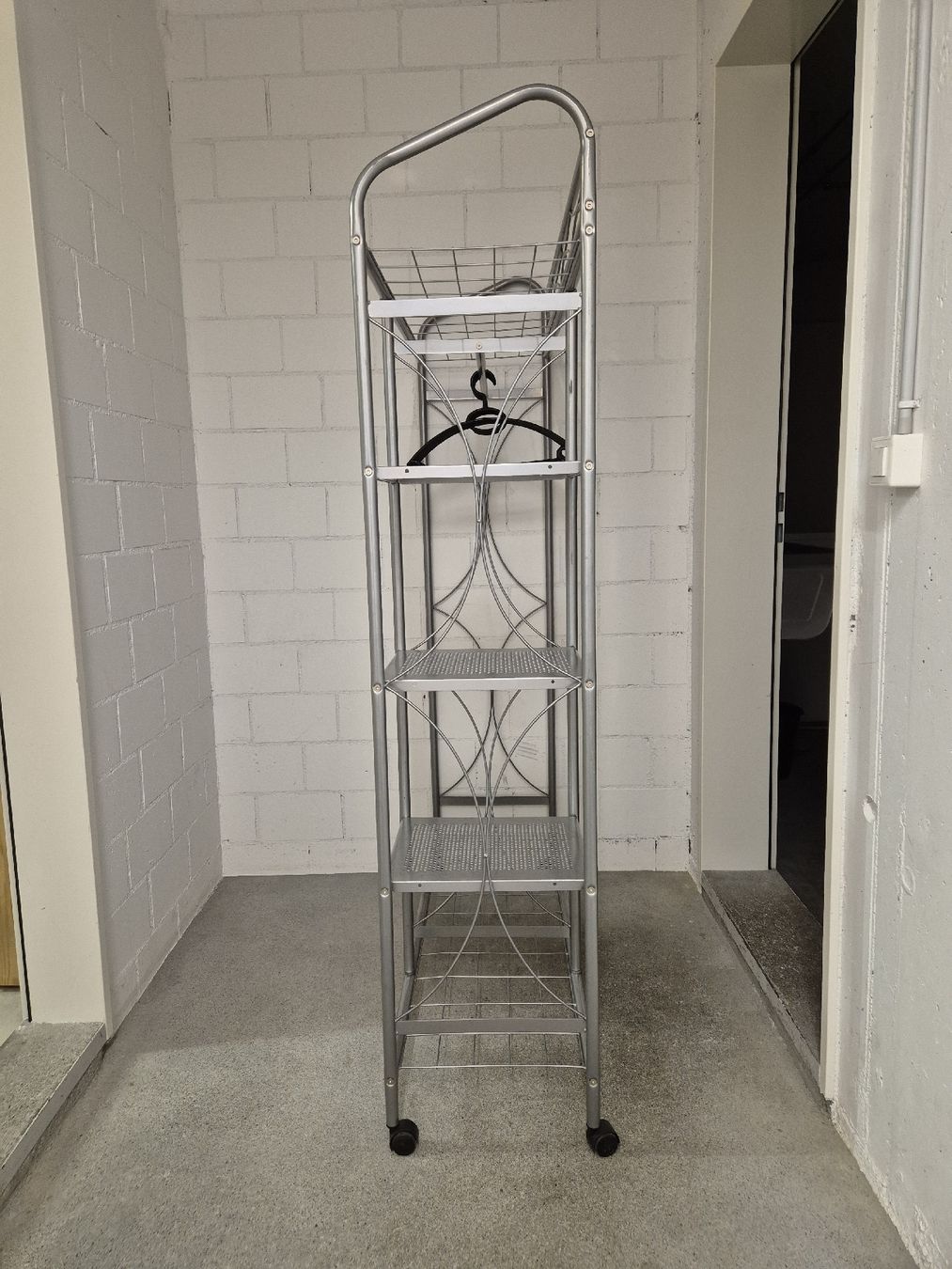 Guardaroba: Kleiderständer / Garderobe mit Rädern – Usato da Gisikon venduto da Spunk 5