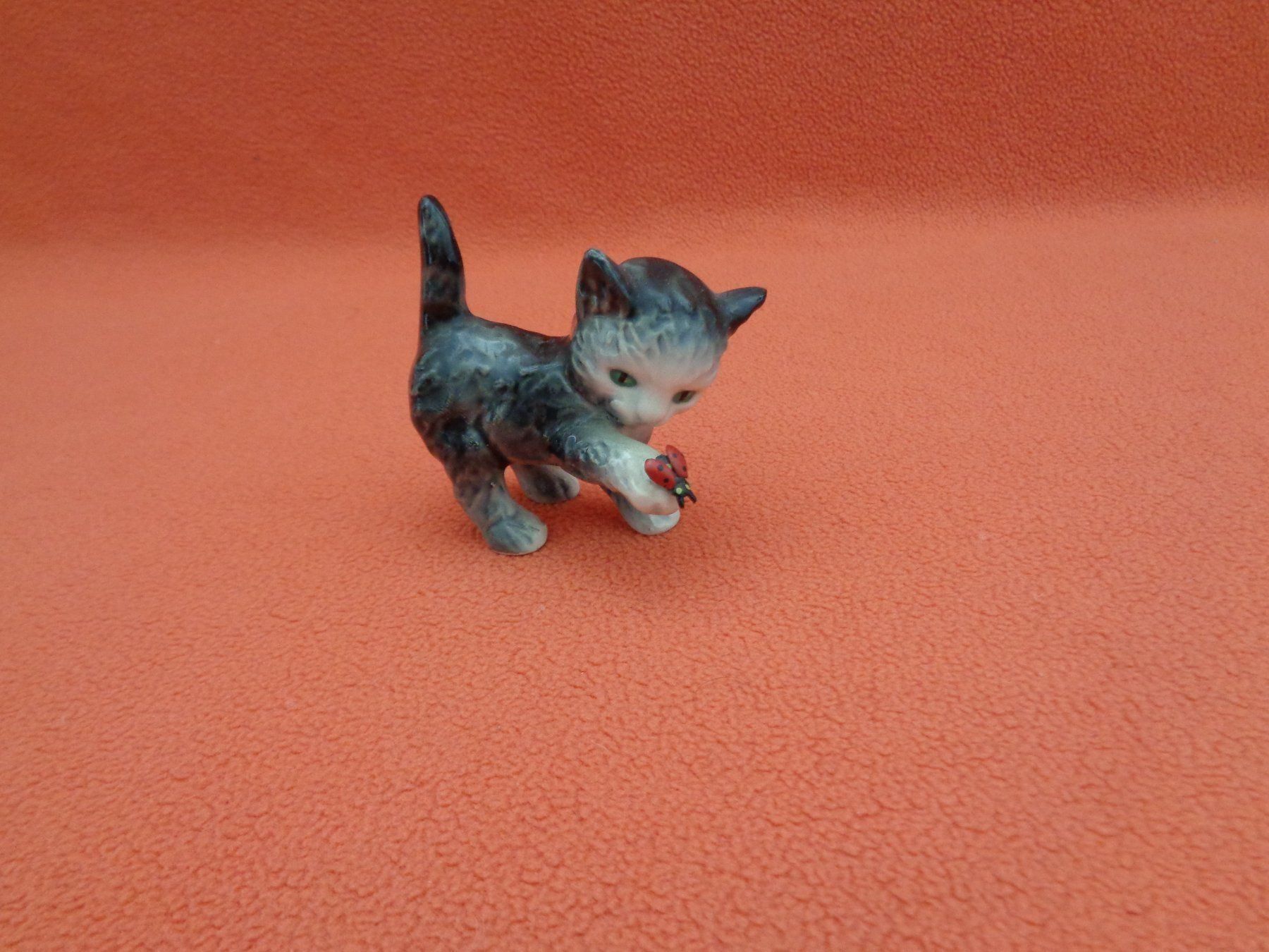 Figuren: 3 kleine Goebel Katzen mit Marienkäfer – Gebraucht aus Chur von omonia 3