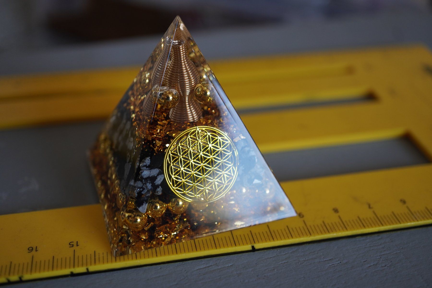 Minerali & Pietre curative: Hochwertige Orgonit-Pyramide Blume Des Lebens – Nuovo e nell'imballaggio originale da Eschenbach SG venduto da topstone 2