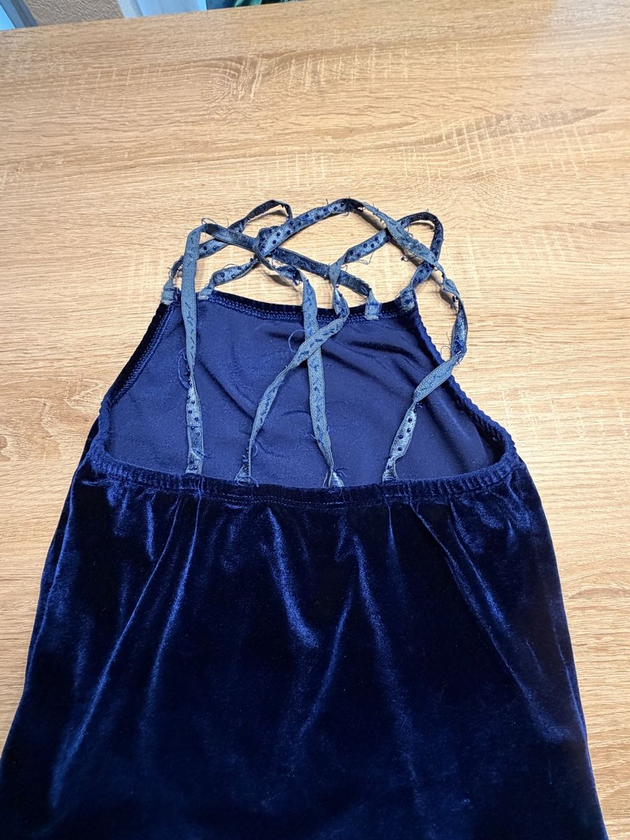 Scarpe, pantaloni & magliette da ginnastica: Samt Kürkkleid Dunkelblau Gr. 152 – Usato da Trimbach venduto da Schwaenchen 2