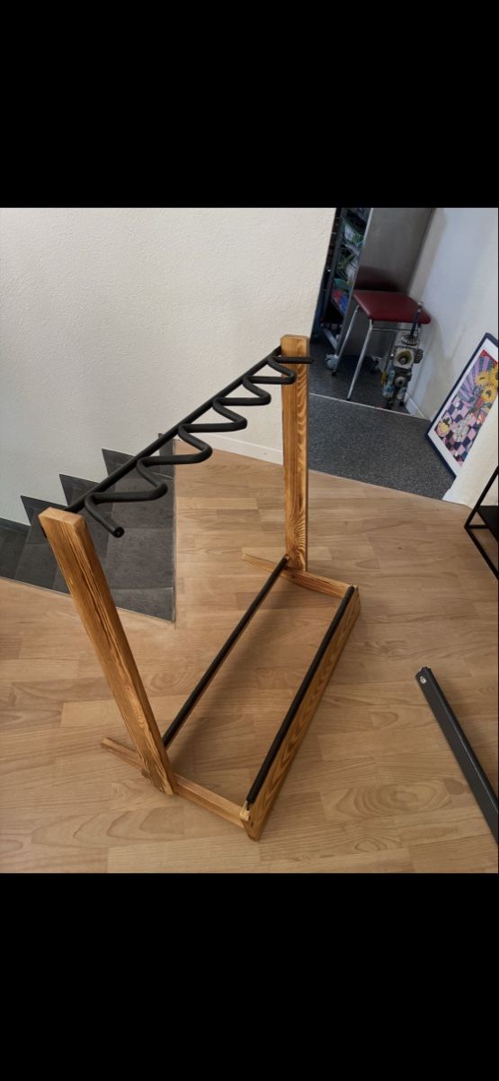 Instrumenten-& Notenständer: Harley Benton Wood Multi GuitarStand – Gebraucht aus Adliswil von gam_5dfw