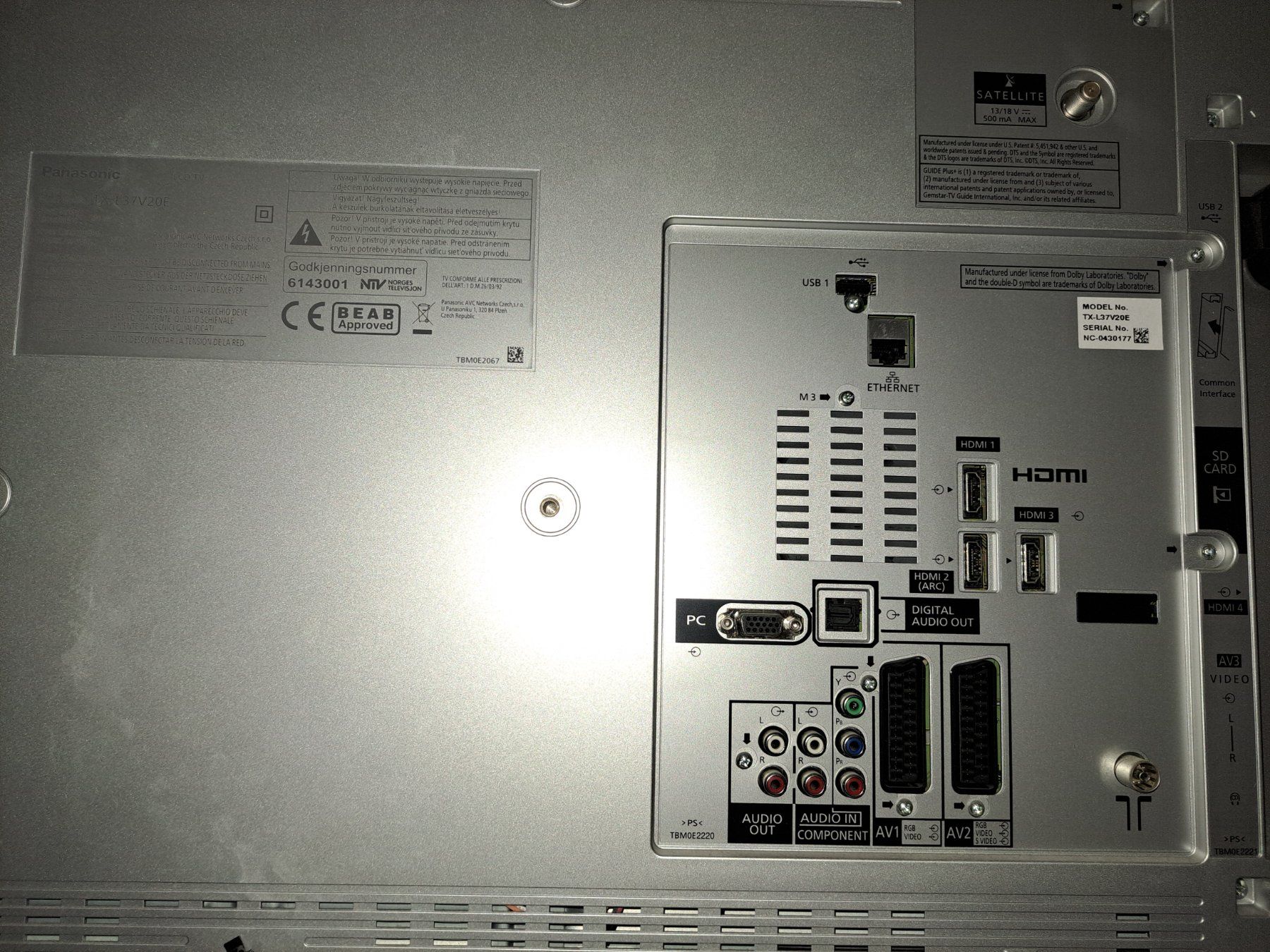 Panasonic Televisori: TV Panasonic 37'' avec support mural et accessoires – Usato da Biel/Bienne venduto da hug94 4