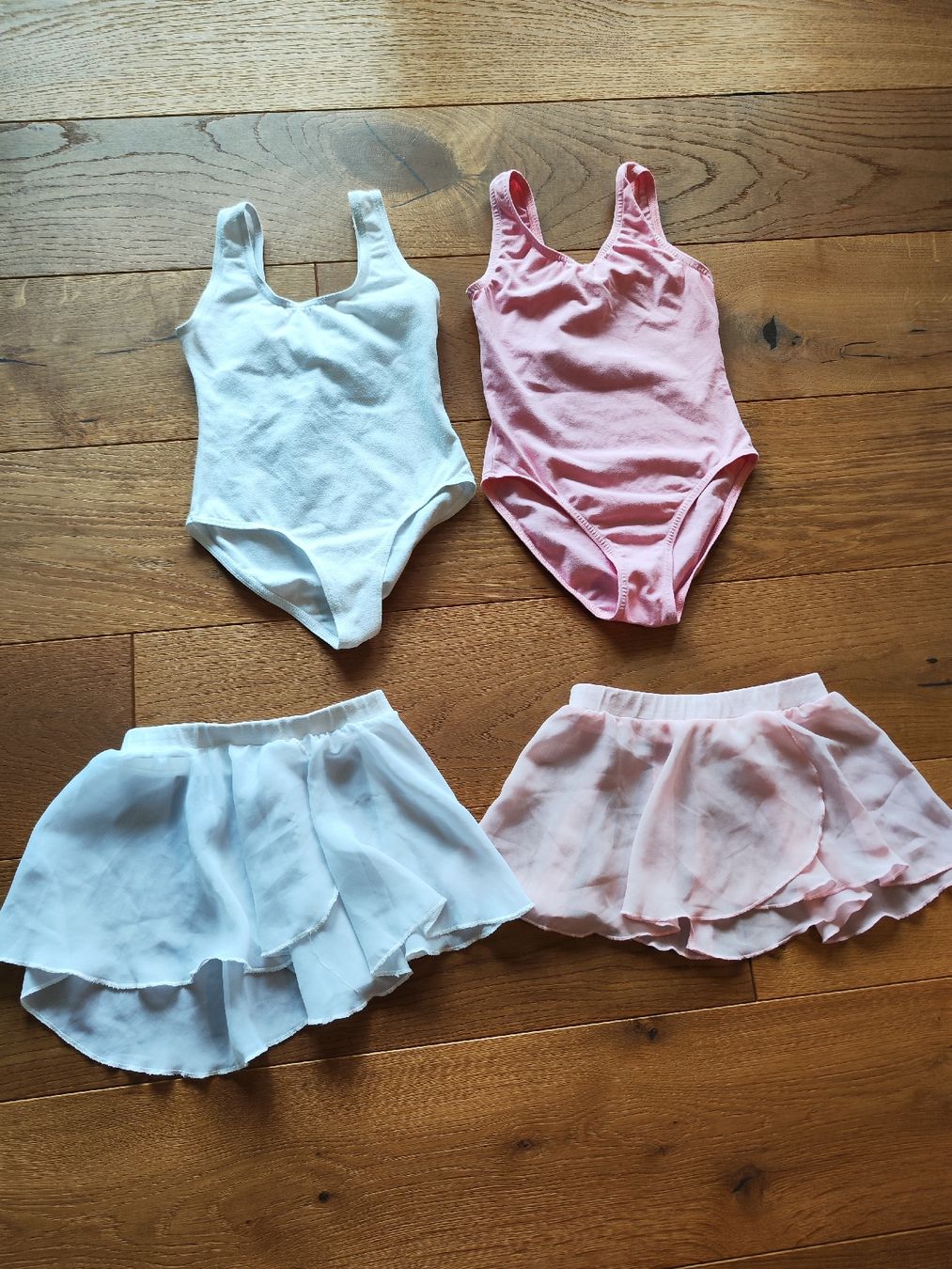 Kleiderpakete & -sets: 2x Ballettanzug mit Röckli, Grösse 98/110 – Gebraucht aus Kriens von Xonox