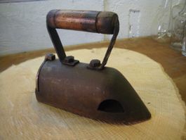 antikes Bügeleisen mit Holzgriff