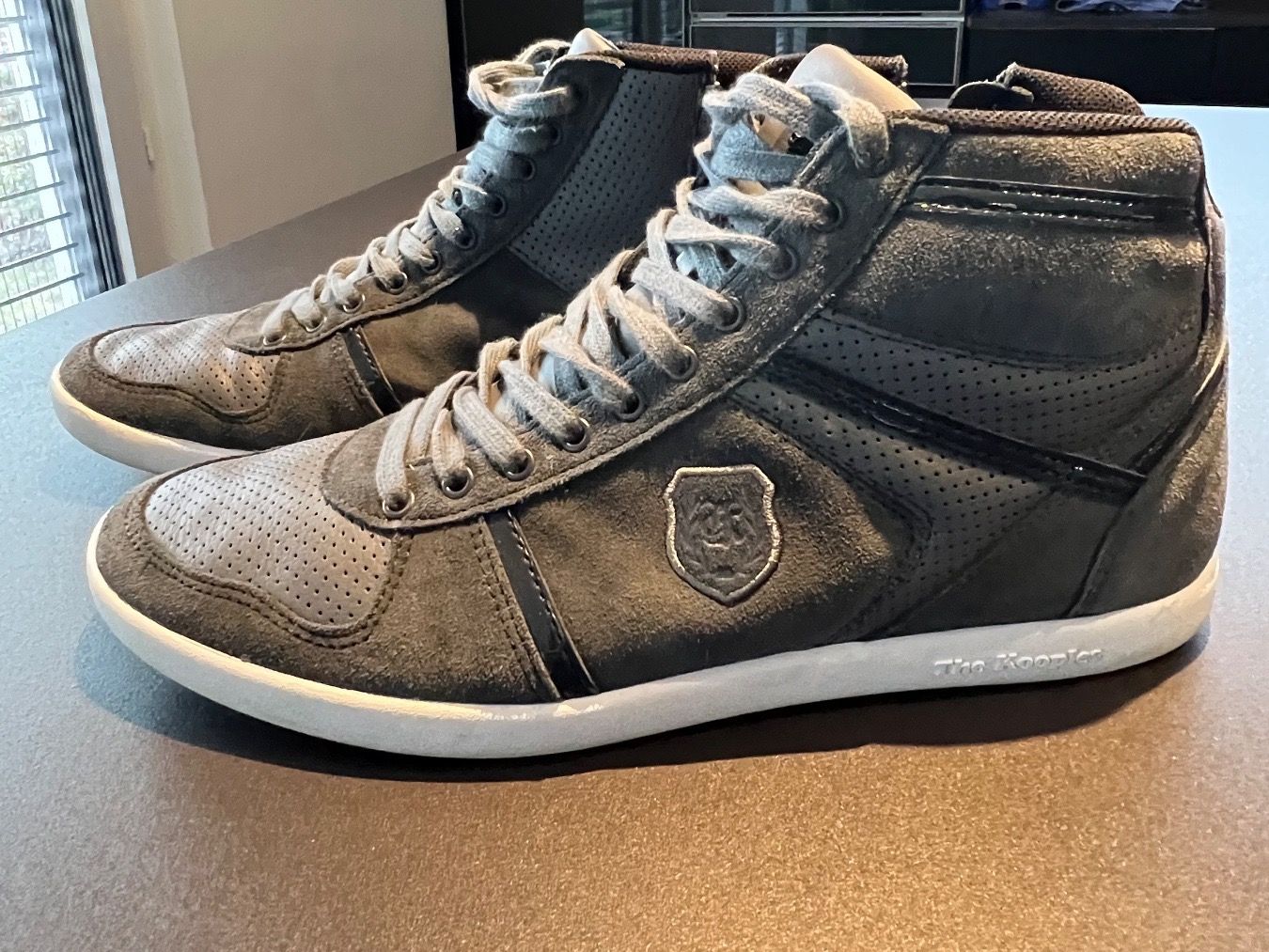 Kooples Scarpe da uomo: Baskets The Kooples, pointure 45, couleur grise – Usato da Etagnieres venduto da LV1982