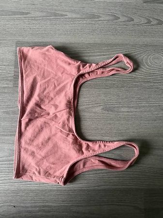 Crop top rose à fines bretelles
