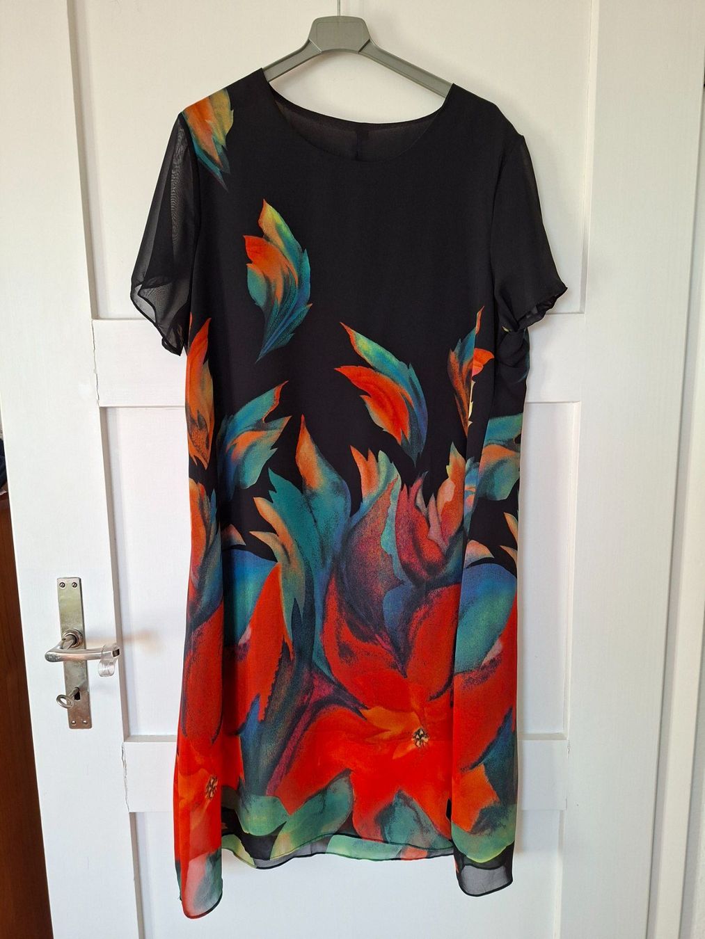 Kleider: Wunderschönes Kleid schwarz mit Blumen, kurzarm – Neu (gemäss Beschreibung) aus Zürich von con_2rn9 1