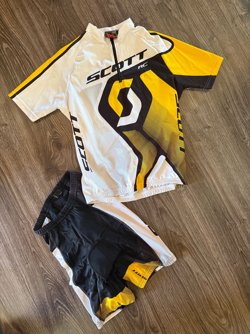 Scott Scarpe, pantaloni & magliette da ginnastica: Ensemble velo Scott  RC 152 – Usato da Chermignon-Bas venduto da mioumiou35