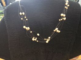 Collier perles naturelles avec fil transparent. Très beau 