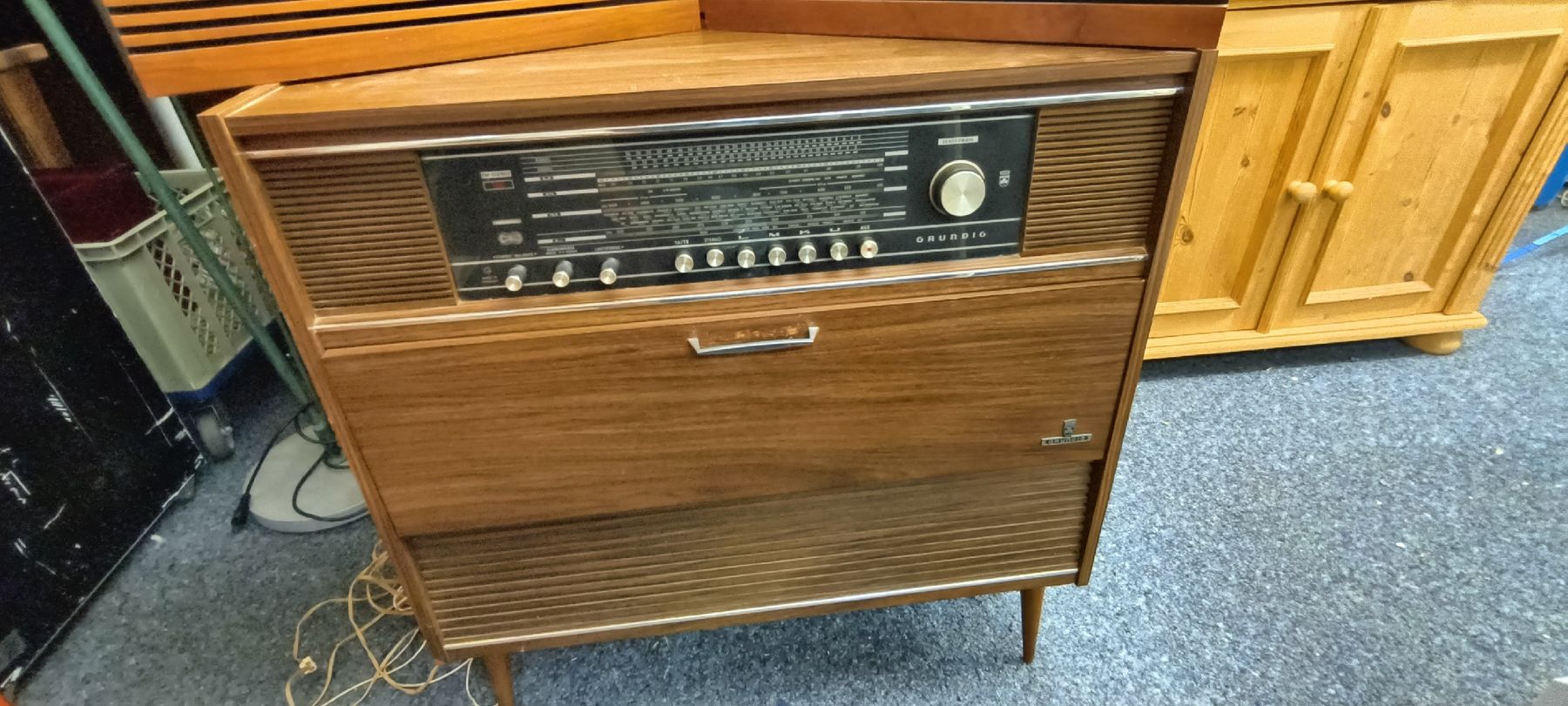 Grundig Radios: Grundig Stereo-Konzertschrank Como E/51  – D'occasion à Pfäffikon ZH par K-V-M 2