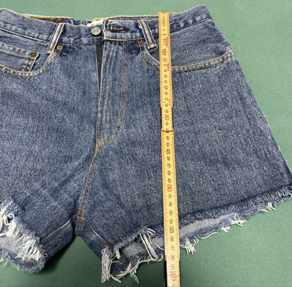 Levi's Jeans: Levi's Jeans-Shorts, Grösse 30  – D'occasion à Zollikerberg par Jvac2 2