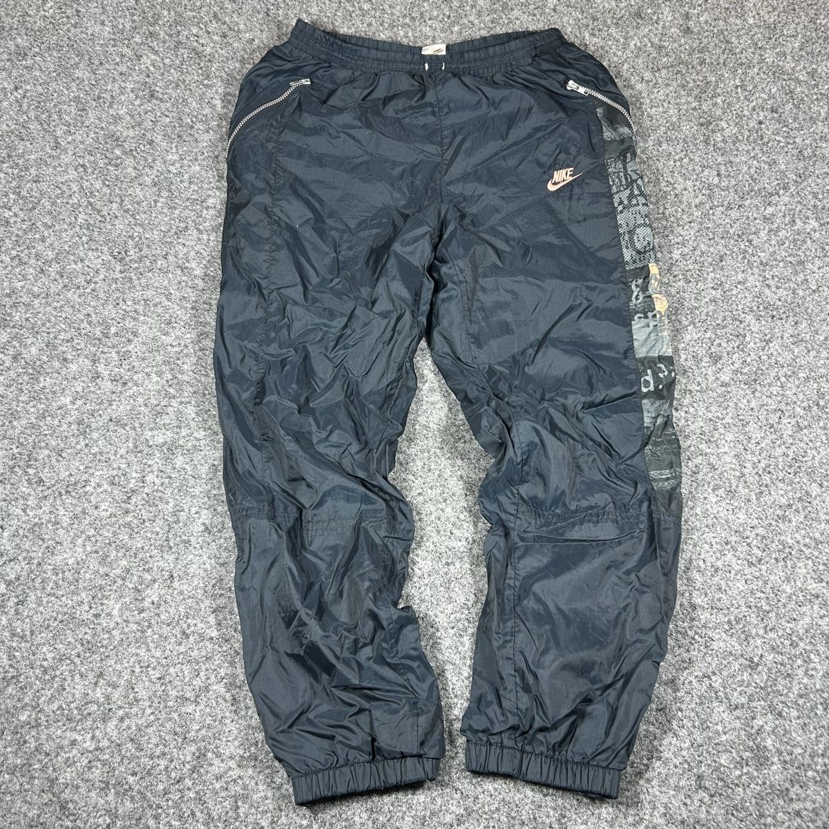 Nike Pantaloni: Nike vintage – Usato da La Sagne NE venduto da Matlasape