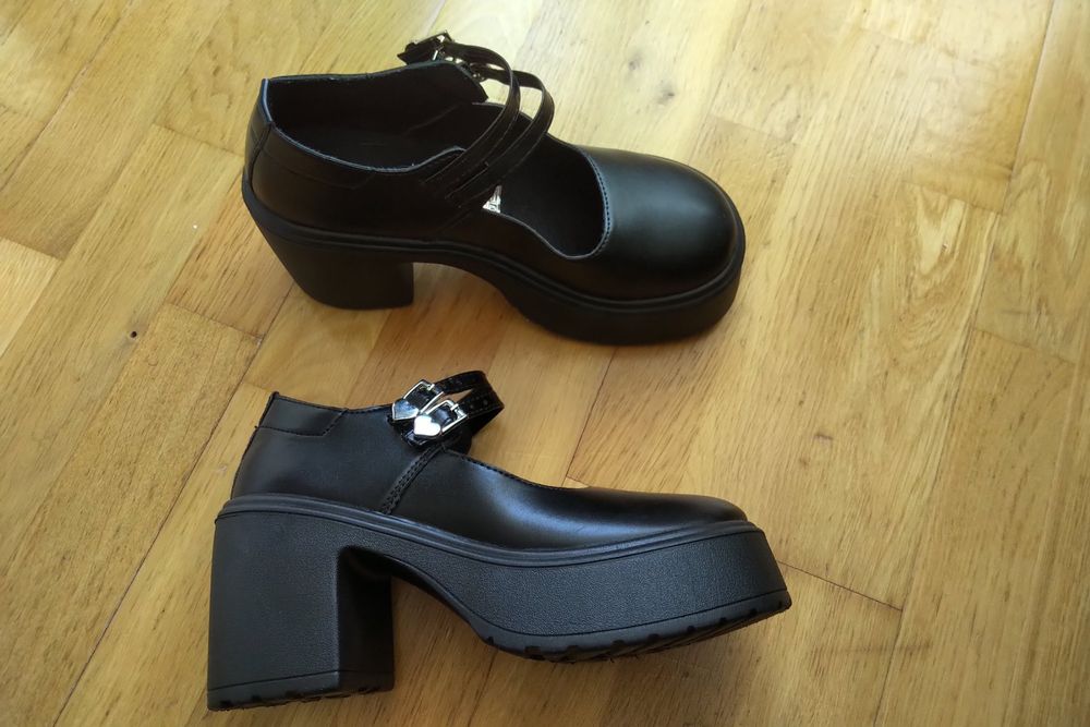 Peeptoe pumps met hoge hak in koraalroze