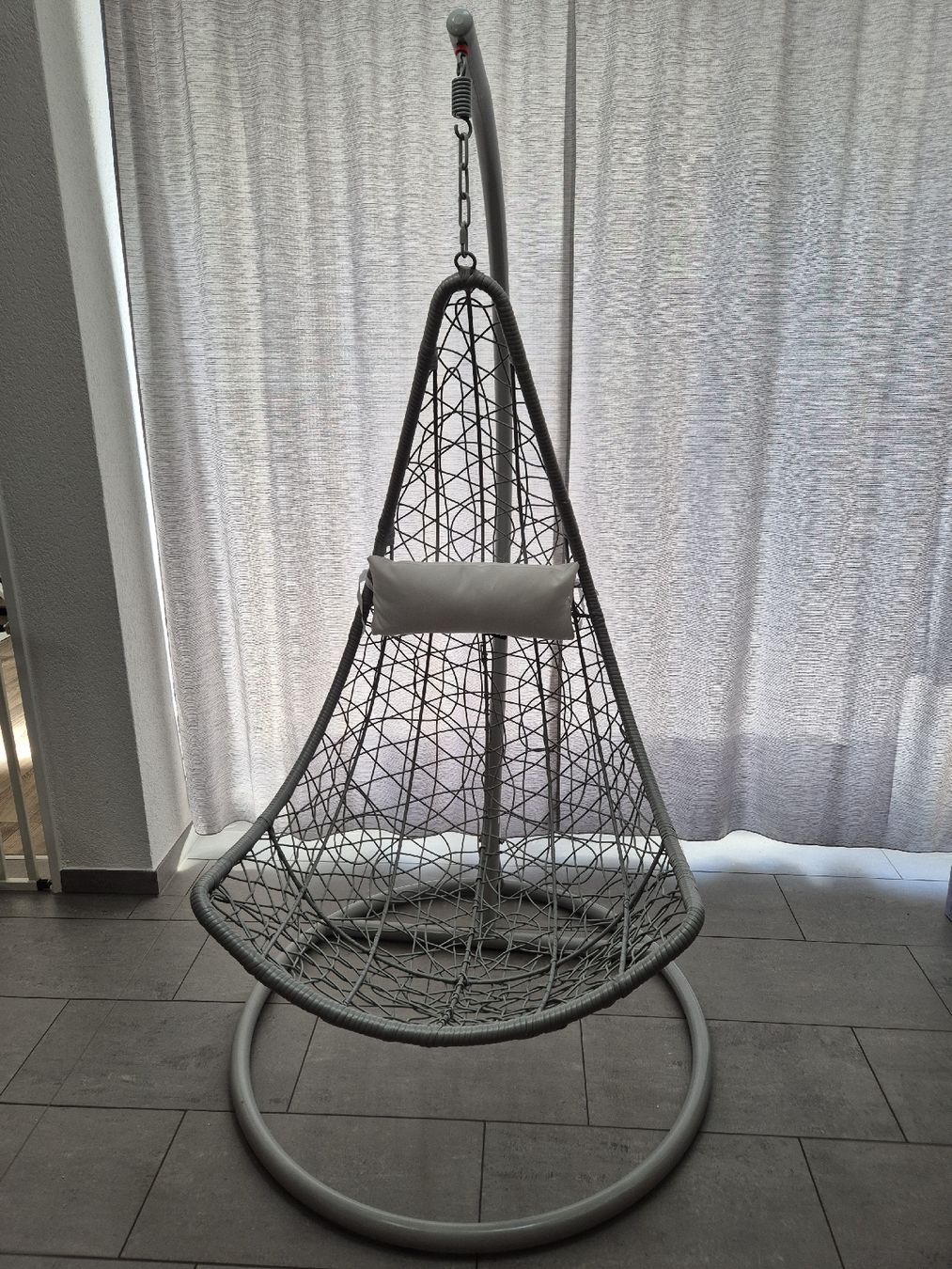 Poltrone pensili da giardino: Hängesessel - Polyrattan - Hellgrau mit weißen Kissen  – Usato da Bertschikon Gossau venduto da Andre675 4