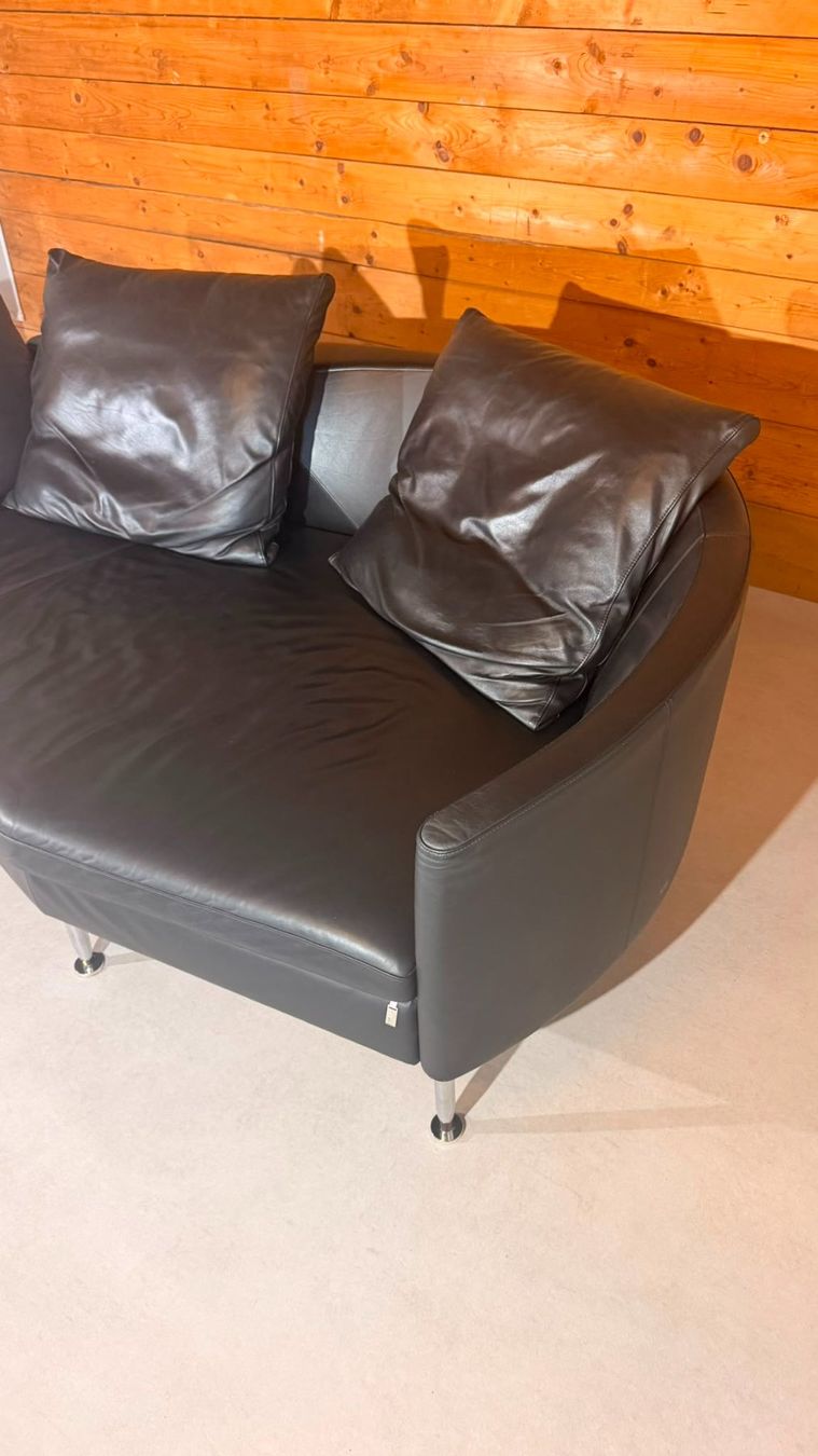 Sofas: Dreipunkt Design Sofa aus schwarzem Leder 2-Sitzer – Gebraucht aus Rickenbach ZH von Der-Insider 1