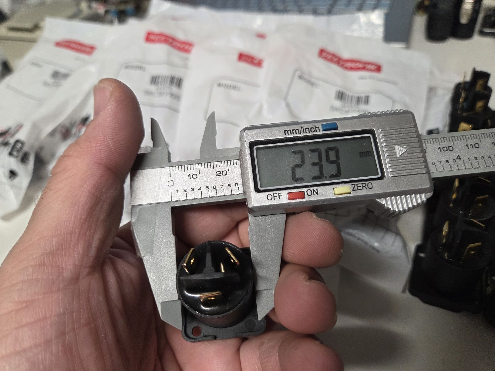 Spine: Seetronic SAC3FPX20 PowerCon TRUE1 TOP Chassis-Stecker – Nuovo e nell'imballaggio originale da Zürich venduto da eymen20 2