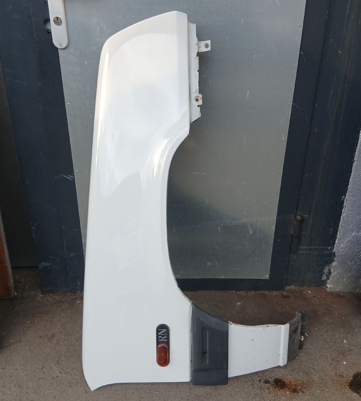 Renault Tutti pezzi di ricambio auto: Aile droite Renault Express 1994-2001 – Usato da la heutte venduto da Auto-stock