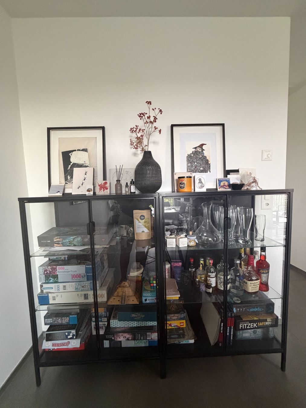 Ikea Vitrines: 2x Ikea RUDSTA Vitrine, anthrazit, 80x37x120 cm – D'occasion à Allschwil par Victoria_Elisa