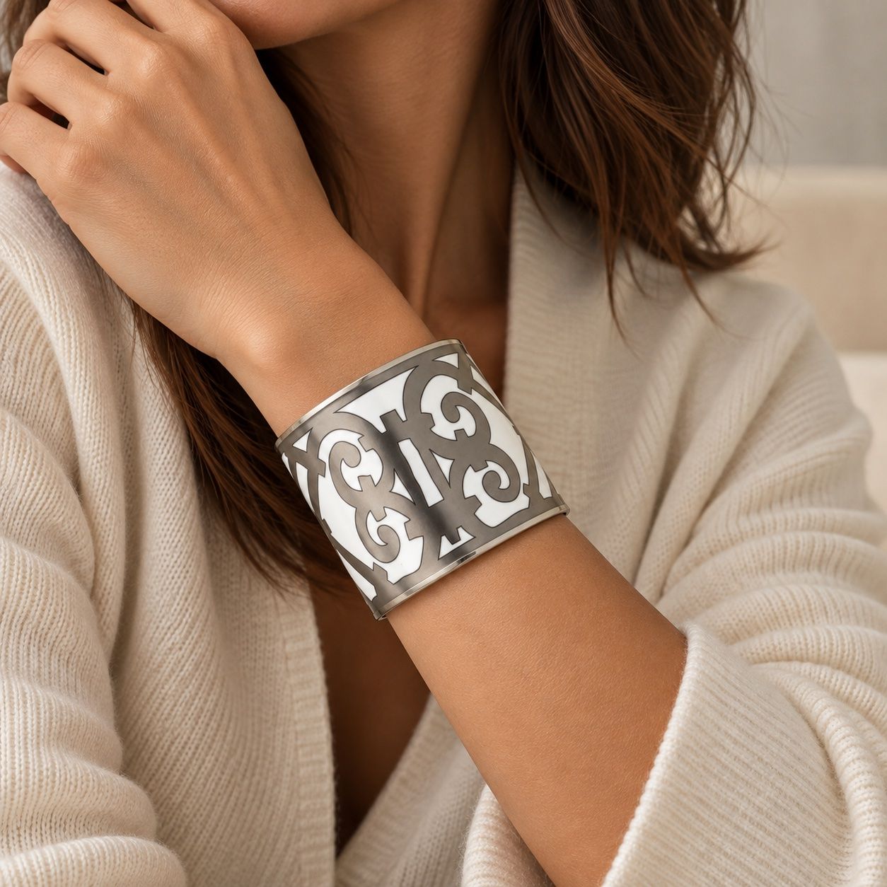 Hermès Bracciali & Braccialetti: Hermès Emailarmband breit silber/weiss – Usato da Binningen venduto da Designerlabels