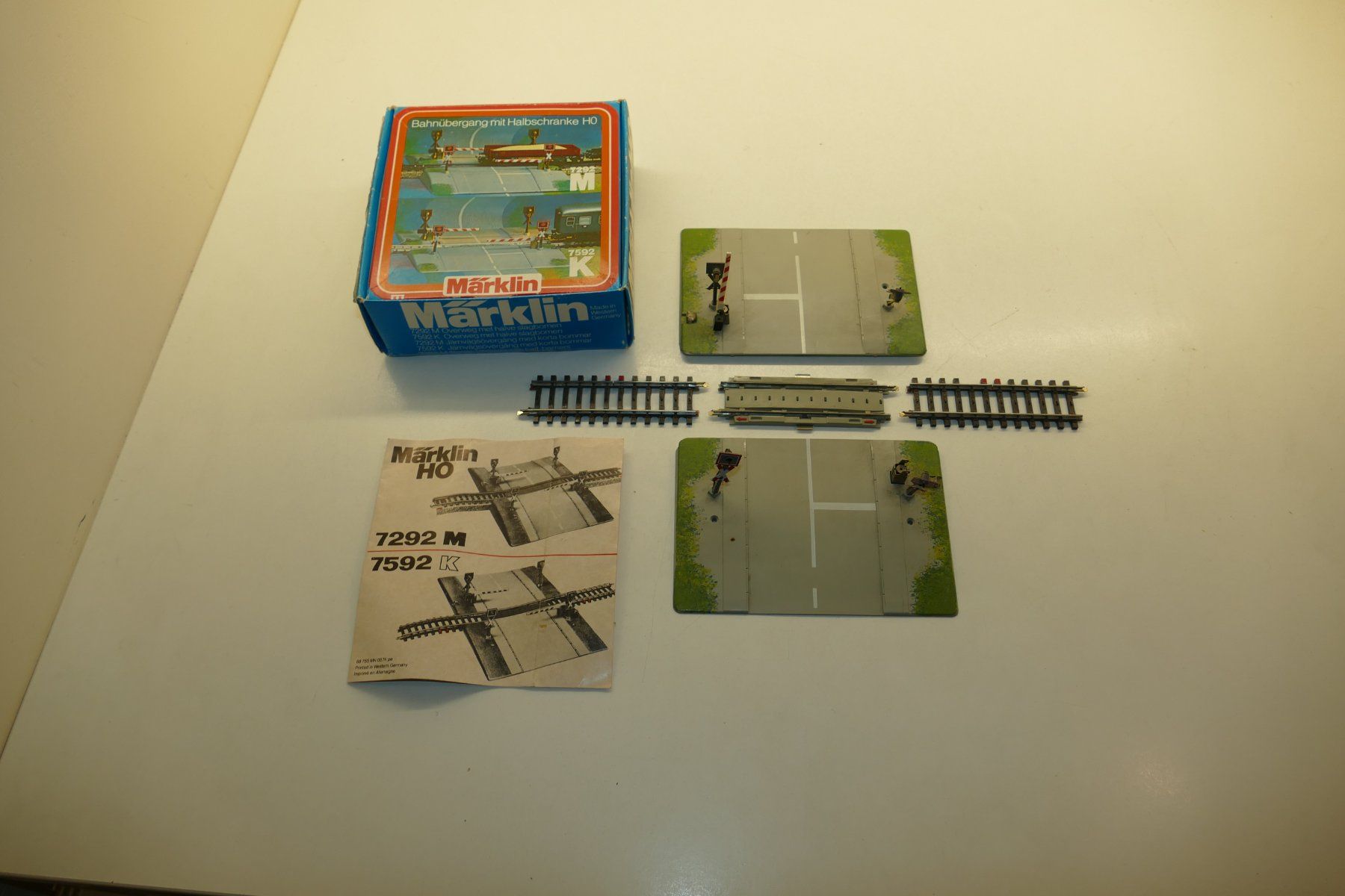 Märklin Modellini di ferrovie: Märklin H0: K-Bahnübergang mit Halbschranke – Difettoso da Niederhasli venduto da rail-duerst