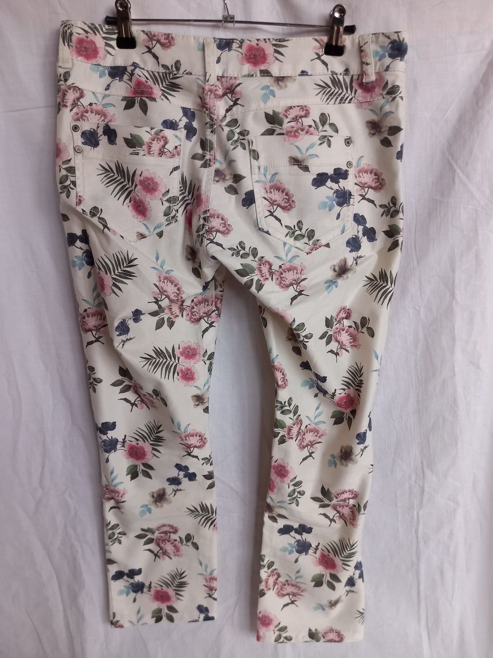 Hosen: Pantalon fleuri 7/8 Multiblu Taille 38 – Gebraucht aus Faoug von per_kp6r 1