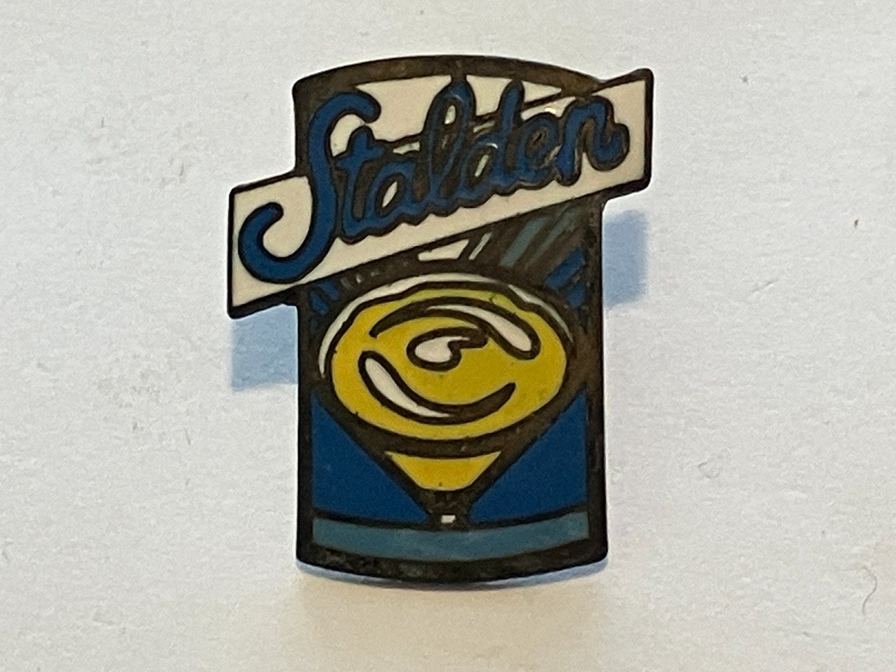 Placchette & Badge: 1 Pin Stalden Creme – Usato da Basel venduto da djwwpp