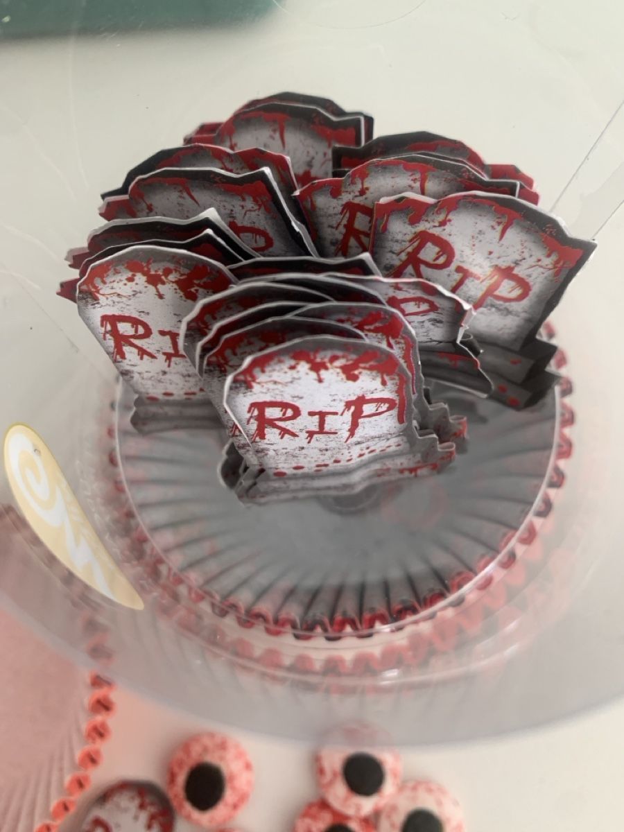 Alle Dekorationen: Wilton Halloween Cupcake Kit Candy Eyeballs, Cookie Cutter – Neu und originalverpackt aus Immensee von vgitter 5