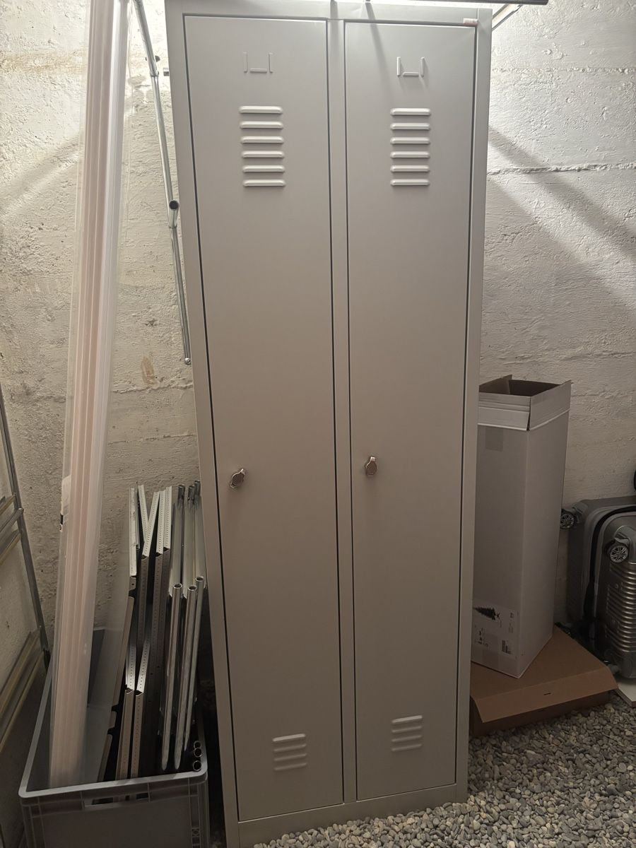 Guardaroba: Grauer Spind / Schrank – Usato da Biel/Bienne venduto da z.haenni