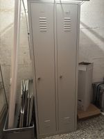 Grauer Spind / Schrank