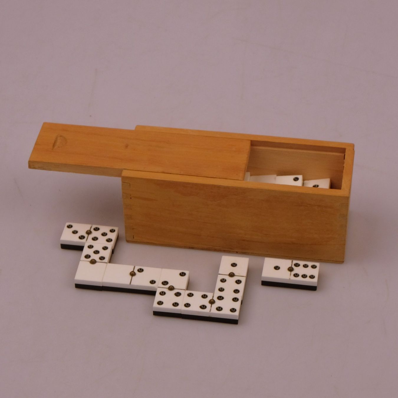 Giochi: Domino-Set mit Holzbox – Usato da Volketswil venduto da brockipfannenstil