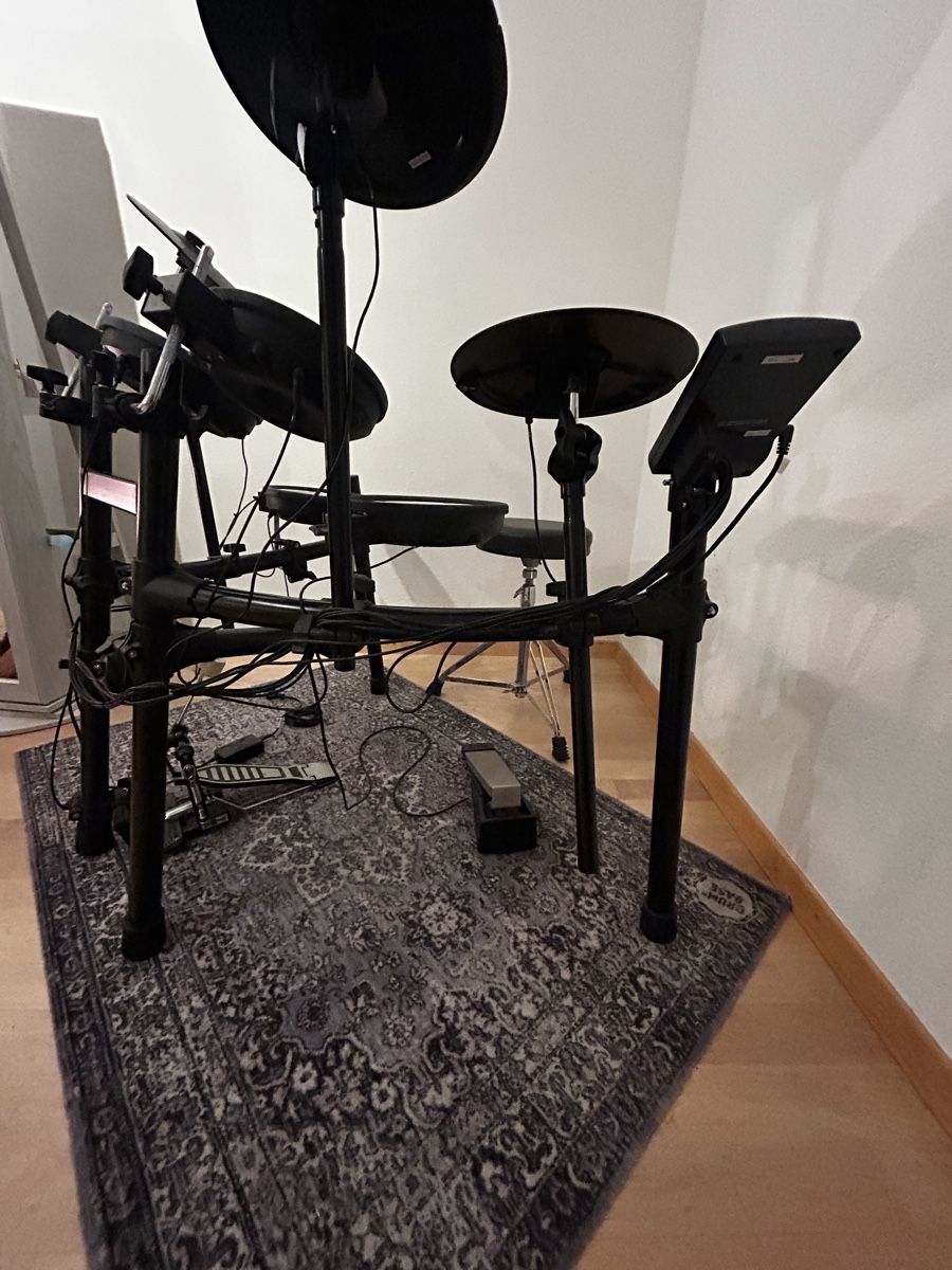Roland Instruments de musique: Roland V-Drums TD1 – D'occasion à Zürich par lea_2h6k 1