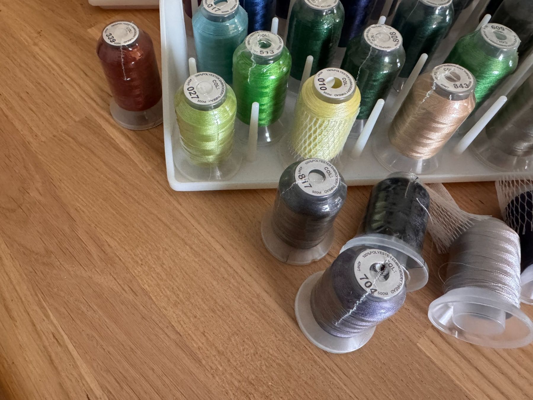 Cordicelle & Fili: 62 Konen / Farben Simthread Stickgarn 40WT 500m - neu – Nuovo (secondo la descrizione) da Frenkendorf venduto da Niqe 3