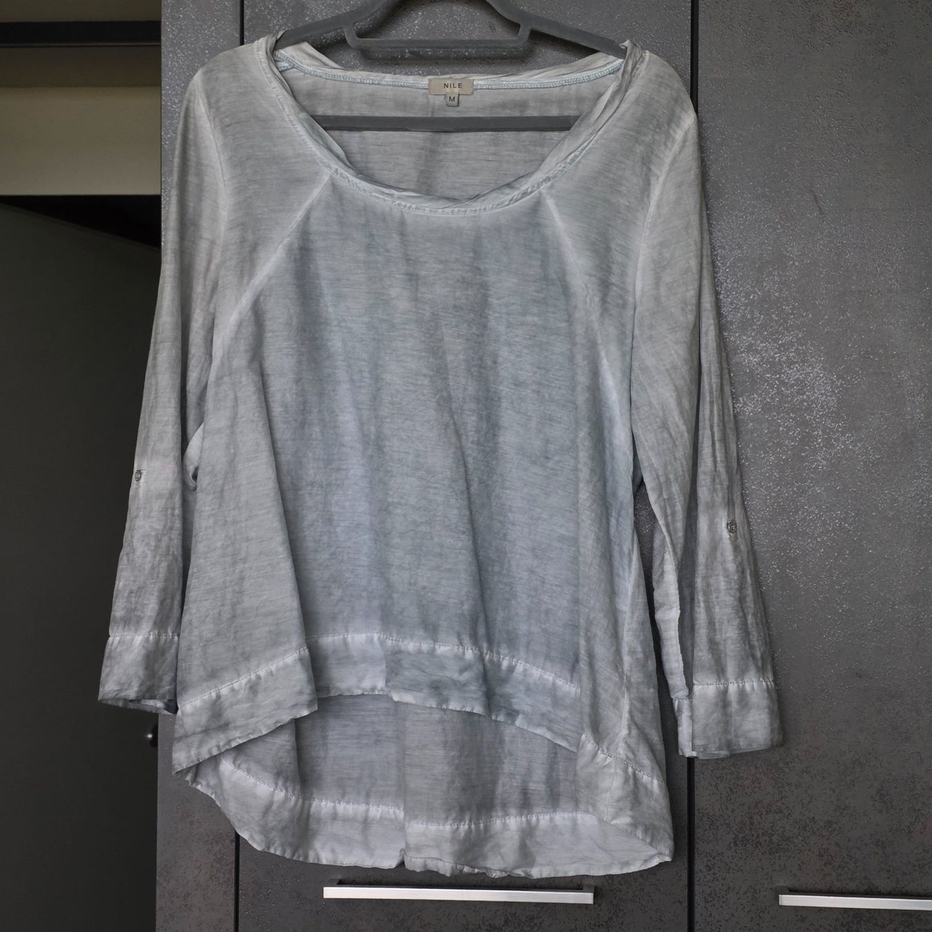 Nile Blusen: 🐸 NILE BLUSE M MIT SEIDE RAUCHBLAU – Gebraucht aus Môtier (Vully) von Frogs