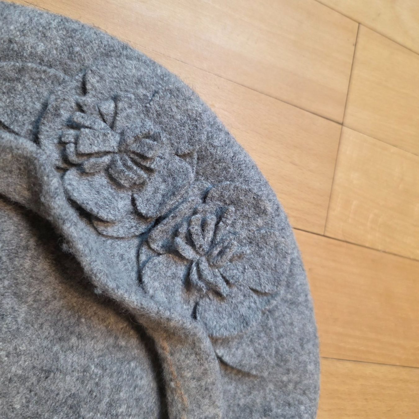 Copricapi, berretti & cappellini: Wollbarett Grau mit Blume – Usato da Wald ZH venduto da CapLux 1