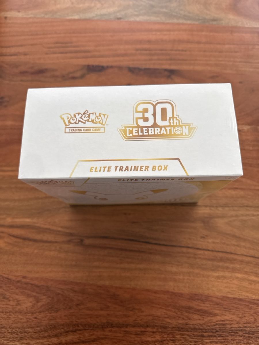 Giochi: Pokemon 30th Celebration ETB Englisch – Nuovo e nell'imballaggio originale da Ennetbaden venduto da MrHato 1