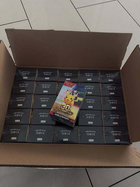 Pokémon Cartes à collectionner: Pokémon 30th celebration Booster Bundle EN Case – Neuf avec emballage d'origine à windisch par Wishin