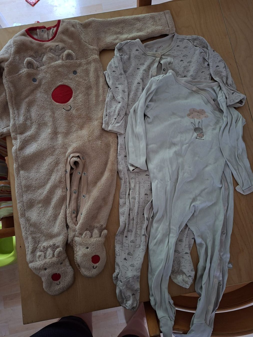 Lotti & Set di vestiti: 3 Baby Pyjamas in der Grösse 86 – Usato da Urnäsch venduto da Rteppich