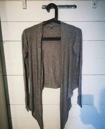 Grauer Cardigan Wasserfall Ausschnitt Gr. S/M