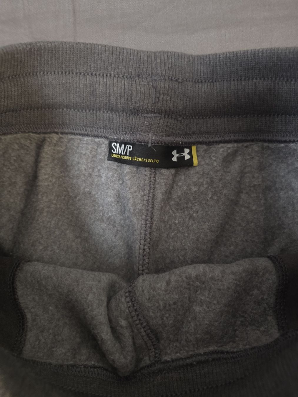 Under Armour Pantaloni: Short UA gris chiné – Usato da Mont-sur-Lausanne venduto da Didinho 1
