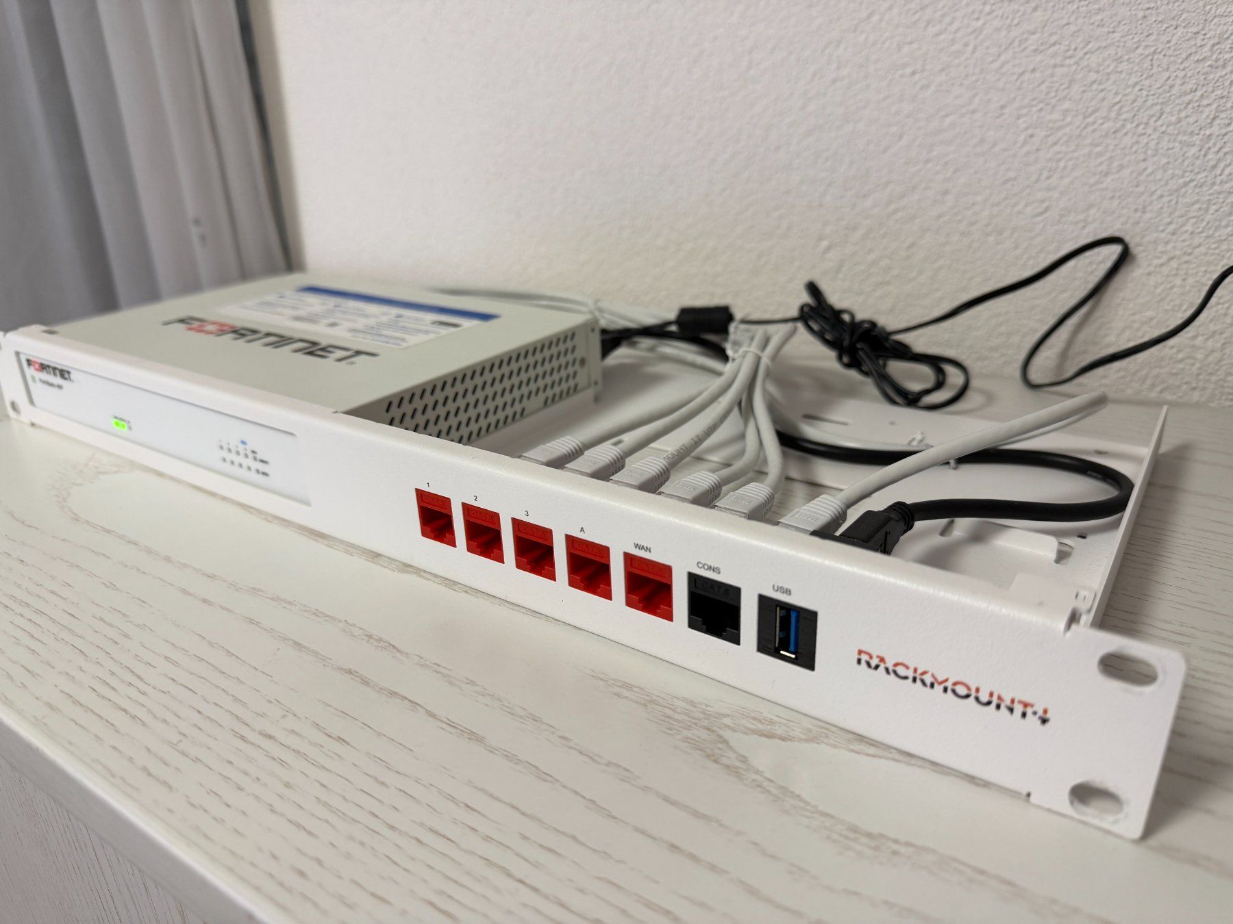 Fortinet Firewall: Fortinet FortiGate 40F / Rackversion / Lizenz bis 13.05.2027 – Usato da Gettnau venduto da f10s6n