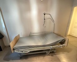 Occasion: Verstellbares Spitalbett mit Galgen,Top Zustand!