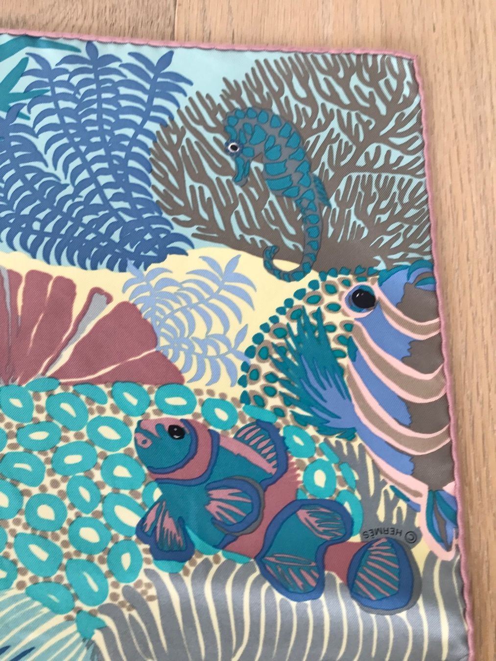 Hermès Foulards, Tücher & Schals: Hermès Seidentuch 90x90 UNDER THE WAVES 🌊 🐳🐠🐬 – Gebraucht aus Luzern von  4