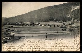AK Loveresse, Vue générale du village avec étang et colline 